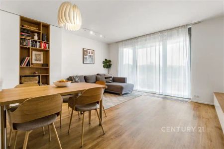 Prémiové 3+kk blízko metra v novostavbě. Dva balkony, kousek od metra, možnost garáže. Kompletně zařízeno. Praha 9 Vysočany. - Photo 2