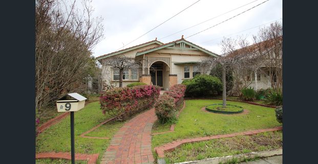 PEFECTLY POSITION SPACIOUS ORIGINAL DELIGHT! - Photo 1