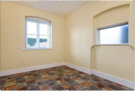 A detached period family house on the edge of village in North Oxfordshire. The property benefits from light, well proportioned rooms. A commercial unit is also available by separate negotiation. - Photo 5