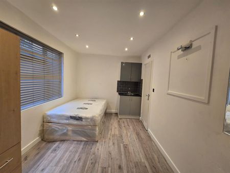 Humes Avenue, London W7 - Photo 2