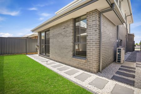 Stunning Brand New 5 Bedroom Family Home in Marsden Park - Photo 2