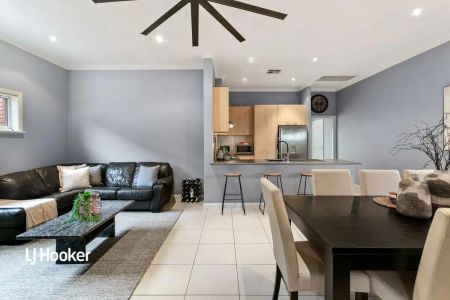 “Stylish & Spacious Living in Prime Mawson Lakes Location” - Photo 2