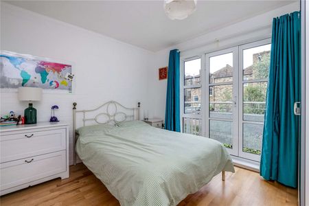 A charming three bedroom mews house ideally located close to local shops and excellent transport links. - Photo 4