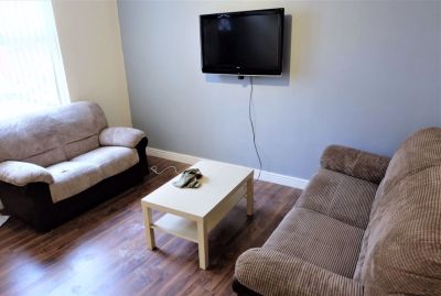 4 bedroom House in Burley Lodge Terrace, Leeds - Photo 4