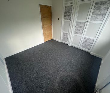 3 bedroom flat to rent - Photo 4
