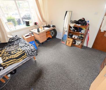 7 bedroom Flat in Wood Lane, Leeds - Photo 3