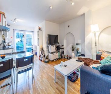 Only a short walk to Camden Town and Tufnell Park with its variety ... - Photo 6