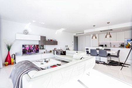 Apartment in Estepona, Costa del Sol - Photo 2