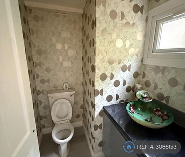 4 bedroom end of terrace house to rent - Photo 4