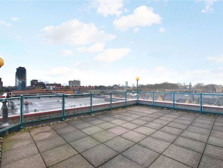 A beautifully presented, light, bright and spacious two bedroom apartment, situated on the fifth floor of this modern, purpose built development located in the heart of West Wapping. - Photo 4