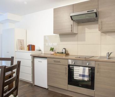 Studio Flat, Hanover House, NW2 - Photo 1