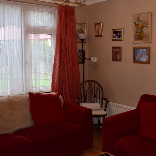 Sunny room in 4-bedroom apartment in Firhouse, Dublin - Photo 1