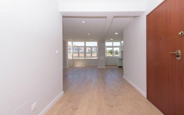 Apartamento T2 (3 assoalhadas) totalmente remodelado junto às portas de Benfica e à estação de comboios - Photo 1