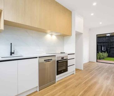 Modern 3 Bedroom Townhouse in Flat Bush - Photo 1