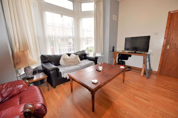 2 bedroom Flat in Flat A, Leeds - Photo 1