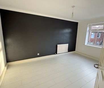 3 Bed Terraced House, Summerseat Close, M5 - Photo 3