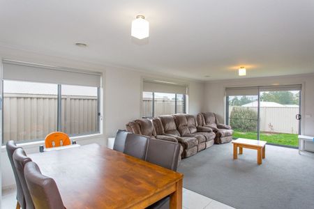 GREAT FAMILY HOME WITH DUCTED HEATING AND COOLING - Photo 4