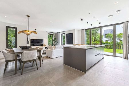 Beautifully designed, four-bedroom fully furnished luxury home - Photo 4