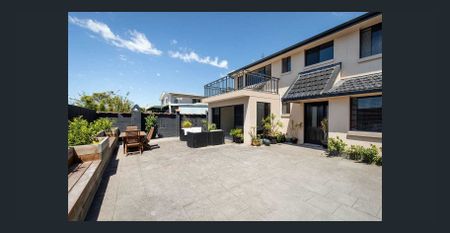 MASSIVE FOUR BEDROOM FAMILY HOME - Photo 3