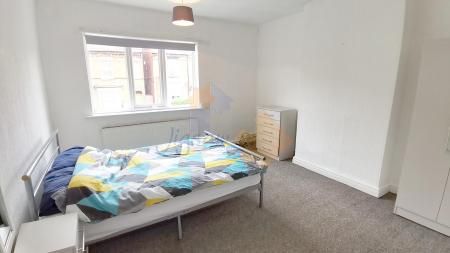 4 bedroom Town house To Let - Photo 5