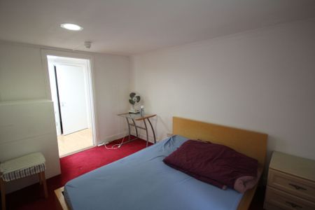 Long Lane, 233 Long Lane, UB10 - Photo 5