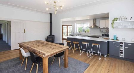 Spacious 3-Bedroom, 2-Bathroom House - Photo 3