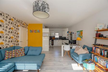 2 bedroom flat to rent - Photo 2