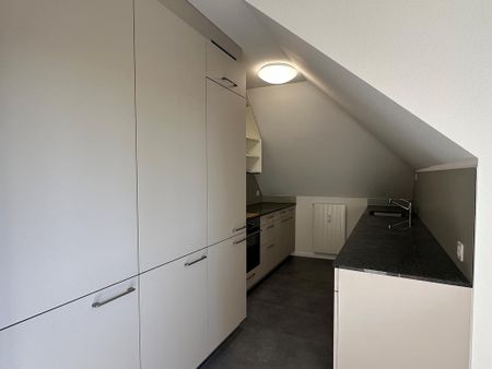 Charmante Dachwohnung mit Cheminée und sonnigem Balkon - Photo 3
