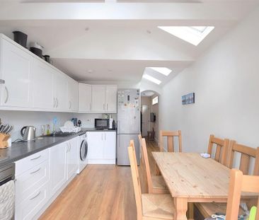 5 bedroom end of terrace house to rent - Photo 3