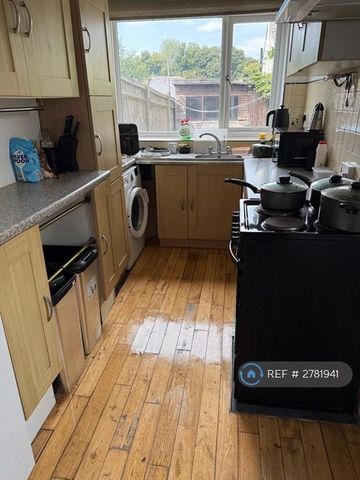 2 bedroom end of terrace house to rent - Photo 3