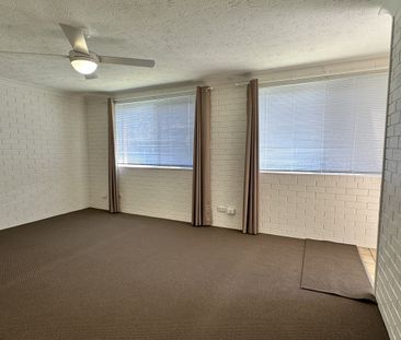 Large 2 bedroom unit in convenient location - Photo 6