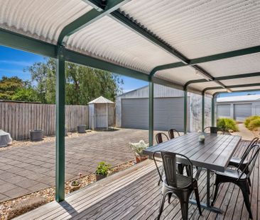 8 Freesia Court, Whittington - Photo 3