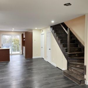 5 ½ entièrement rénové sur 2 niveaux – Quartier paisible – 2 stationnements – Disponible maintenant Situé au 611 rue Gérard-Proulx à Saint-Eustache, - Photo 2