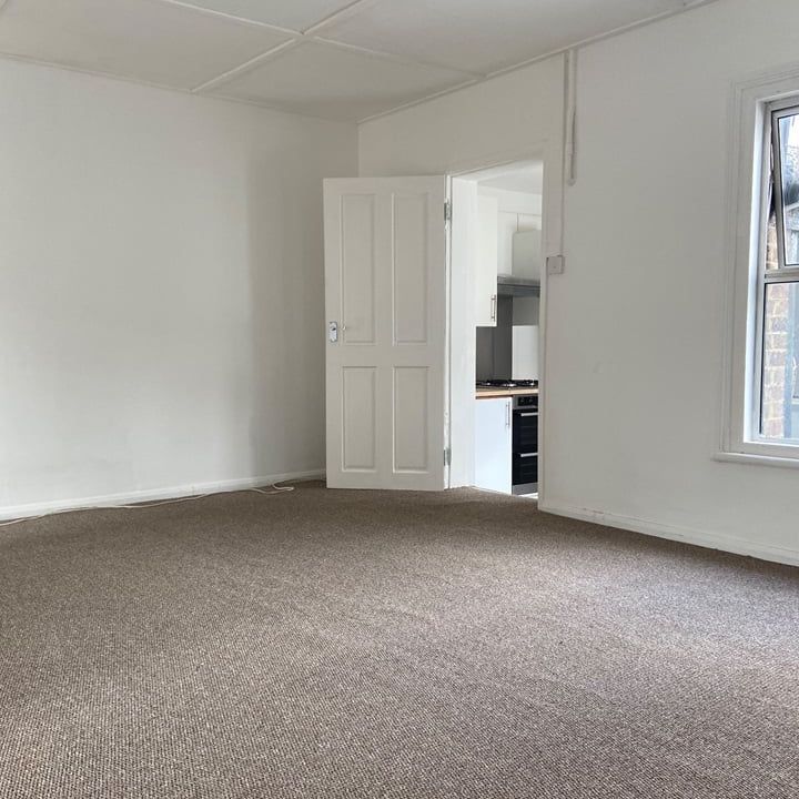 2 Bed Flat, Dunstable Road, LU1 - Photo 1