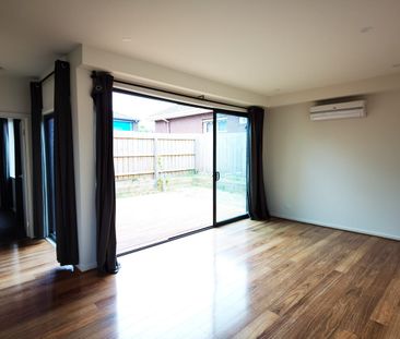 STUNNING TOWNHOUSE - Photo 1