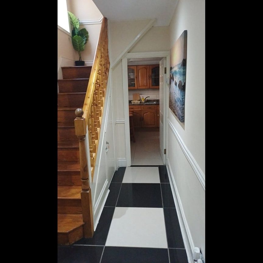 Room in a Shared House, Layfield Crescent, NW4 - Photo 1