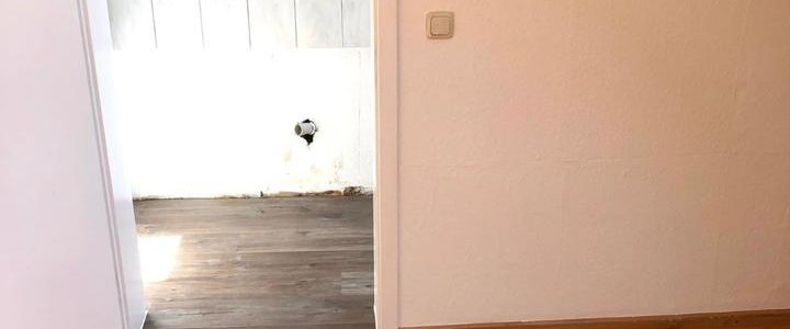 Kleine Dachgeschosswohnung mit Wohnküche - Photo 1