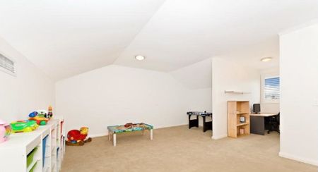 Spacious 4 Bedroom Townhouse - Photo 2