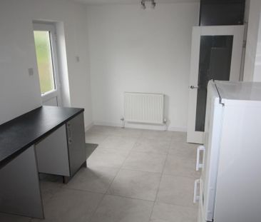 4 bedroom semi-detached house to rent - Photo 1