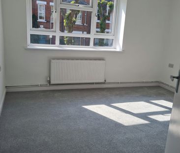 Flat to rent on - Photo 2