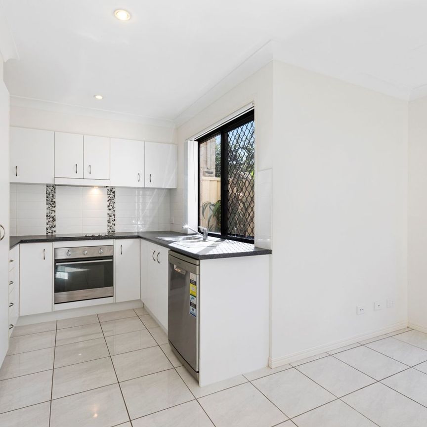 Modern Townhouse with Air Conditioning! - Photo 1