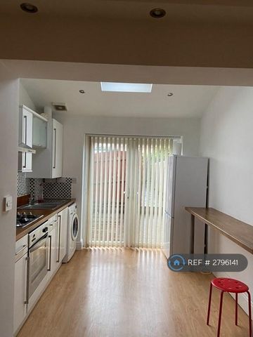 2 bedroom semi-detached house to rent - Photo 4