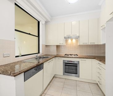 Two Bedroom Apartment in Prime Location With Large Private Courtyard - Photo 3