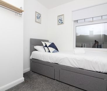 3 Bedroom Mid Terraced House - Photo 2