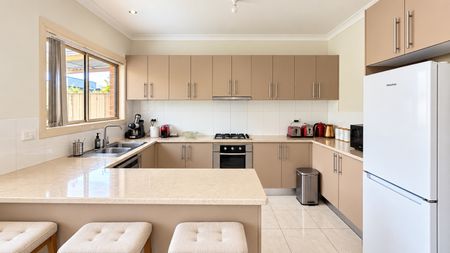 Modern, Low-Maintenance Living in a Convenient Lalor Location! - Photo 5