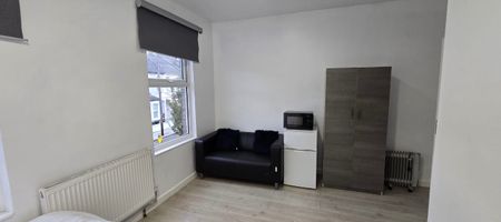 Room in a Shared House, Sterne Street, W12 - Photo 2