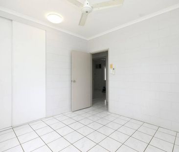 Fantastic Fully Air Conditioned Villa - Garage with Remote - Photo 6