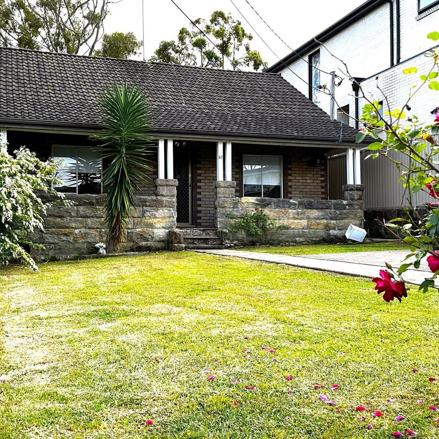 Three-Bedroom Old Charm Spacious Home - Photo 1