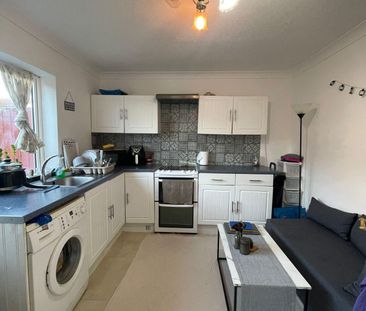 Studio flat with seperate kitchen - Ideal for working couple - Photo 4
