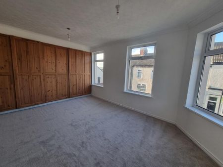 4 bedroom end of terrace house to rent - Photo 4